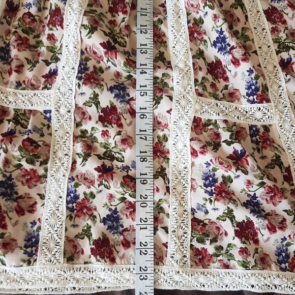 Blue Tassel Anthropologie Maylou Open Shoulder Blouse Floral Crochet Size Medium - Picture 13 of 16